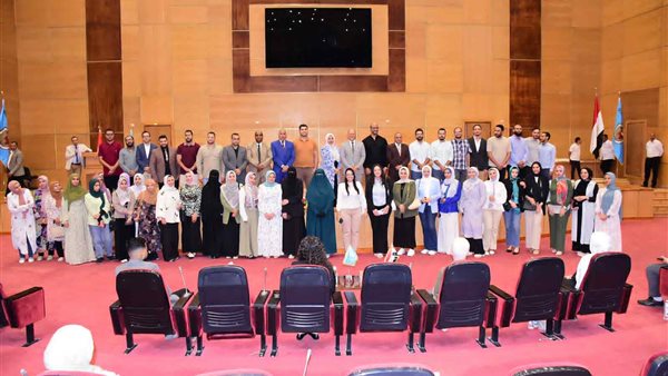 رئيس جامعة سوهاج يحتفل مع المعيدين الجدد وأولياء أمورهم
