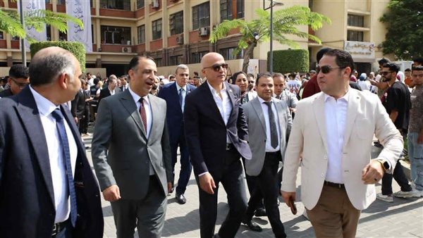 رئيس جامعة عين شمس يشهد رفع وتحية العلم خلال مهرجان استقبال العام الجامعي 2025- 2026