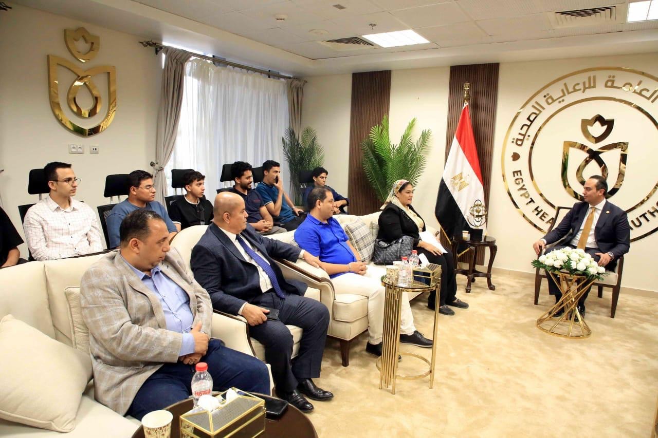 رئيس هيئة الرعاية الصحية لأوائل الثانوية العامة: النجاح ليس هدفًا مؤقتًا بل نظام حياة متكامل