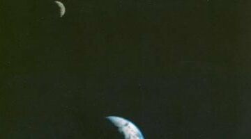 زى النهاردة.. مركبة فوياجر 1 تلتقط أول صورة للأرض والقمر عام 1977