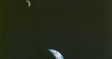 زى النهاردة.. مركبة فوياجر 1 تلتقط أول صورة للأرض والقمر عام 1977