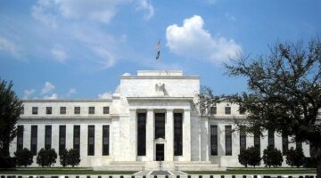 «ستاندرد تشارترد» يتوقع تخفيض سعر الفائدة في اجتماع البنك الفيدرالي بنسبة 0.5%