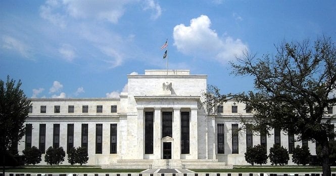«ستاندرد تشارترد» يتوقع تخفيض سعر الفائدة في اجتماع البنك الفيدرالي بنسبة 0.5%