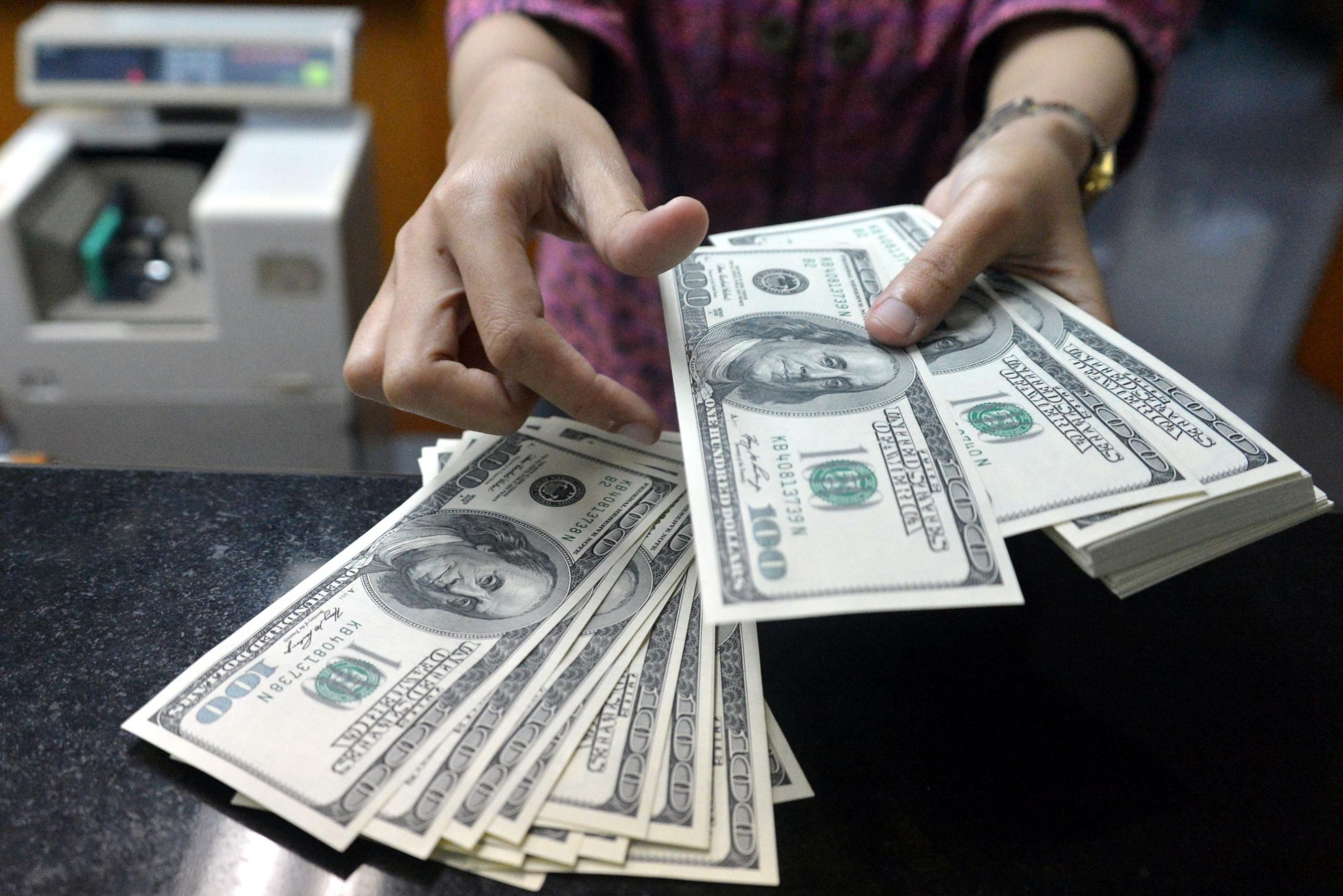 “ستاندرد تشارترد” يتوقع خفض الفائدة الأمريكية 50 نقطة أساس