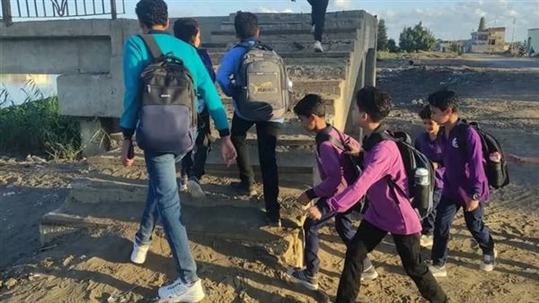 عاجل| التلاميذ في خطر.. أهالي بورسعيد يستغيثون لإصلاح كوبري كربة عايد – العوامرة