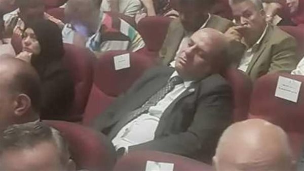 عاجل| «لحظة تأمل».. أول تعليق لوكيل وزارة التعليم في قنا بعد ظهوره نائمًا