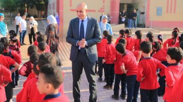 “عبداللطيف” يتابع مستوى التحصيل الدراسي للطلاب.. ويؤكد أهمية مادة البرمجة