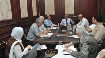 عميد “تجارة عين شمس” يترأس اجتماعًا مع منسقي البرامج الدراسية