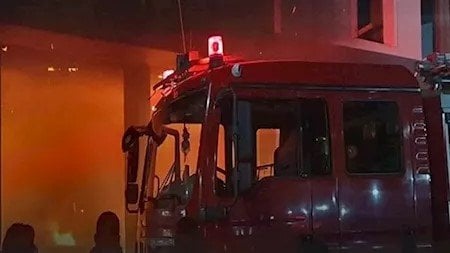 فرق الإطفاء تحاصر حريقًا هائلًا في مخزن أقمشة بمنشأة ناصر