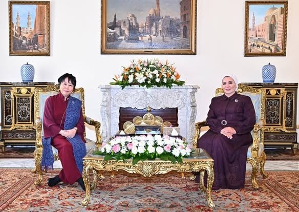 قرينة الرئيس السيسي ترحب بحرم رئيس سنغافورة في بلدها الثاني مصر