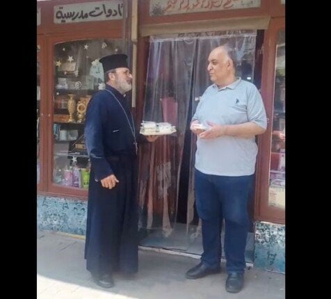 كاهن كنيسة الروم بدمياط يوزع الأرز باللبن احتفالًا بالمولد النبوي «فيديو»