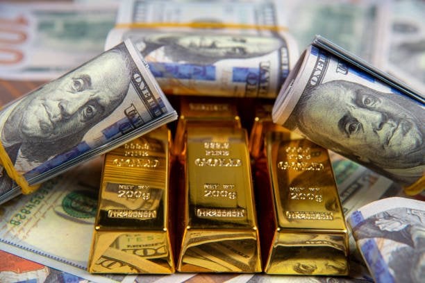 كيف أثر الدولار على سعر الذهب؟ «الشعبة» تكشف مفاجأة بشأن عيار 21