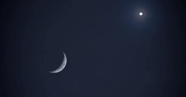 لا يوجد قمر فى سماء الليلة.. تعرف على نسبة إضاءته وسبب اختفائه
