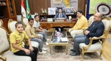 لقوا فلوس ورجعوها.. محافظ المنوفية يكرم ثلاث طلاب لأمانتهم ويهديهم مكافآت مالية