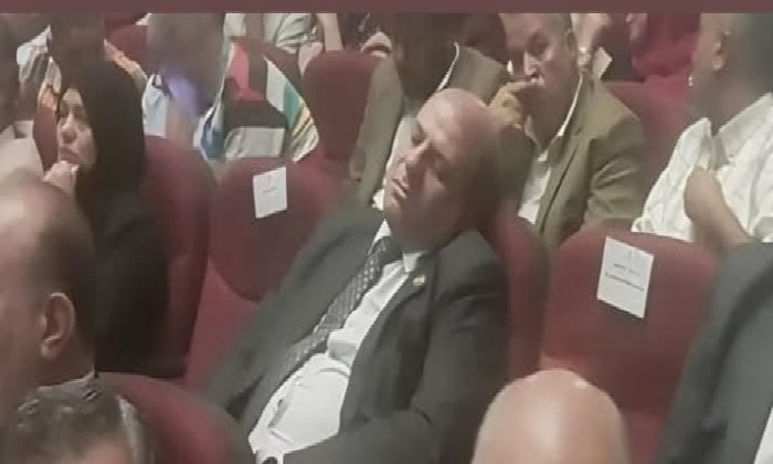 لم تستغرق ثوان.. غفوة مدير تعليم قنا قبل انطلاق مبادرة «صحح مفاهيمك» تثير جدلاً واسعاً