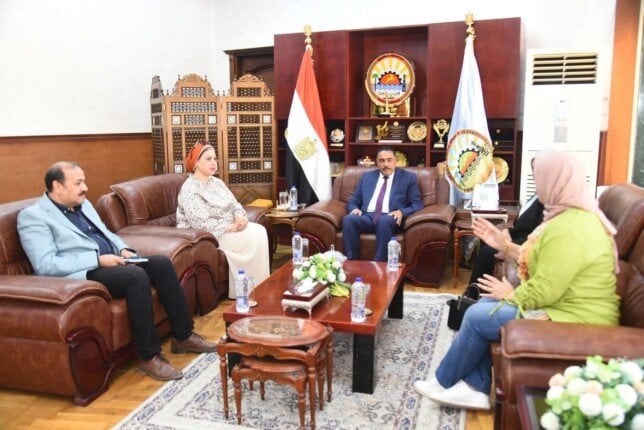 لمواجهة التسرب التعليمي.. محافظ مطروح يبحث مع التعليم ومصر الخير التوسع في المدارس المجتمعية