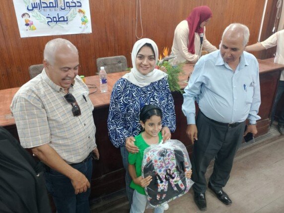 مجلس مدينة طوخ يوزع 170 شنطة مدارس على الأسر الأولى بالرعاية