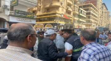 محافظ الدقهلية يتجول منفرداً وسط الطلاب بمحطة «الشيماء» للتأكد من توافر وسائل النقل الجماعى