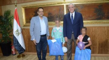 محافظ الغربية يسلم طلاب الأسر الأولى بالرعاية الزي المدرسي ويسدد مصروفاتهم