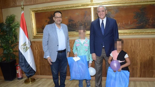 محافظ الغربية يسلم طلاب الأسر الأولى بالرعاية الزي المدرسي ويسدد مصروفاتهم
