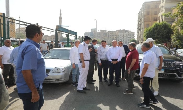 محافظ القاهرة يتفقد موقف أحمد حلمى بعد نقل 12 خط ميكروباص من المواقف العشوائية بميدان رمسيس