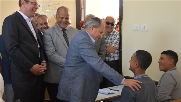 محافظ بورسعيد: مكافأة 10 آلاف جنيه لمدرسة قرية الفتح للتعليم الأساسي