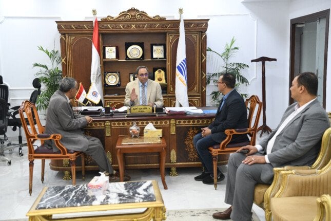 محافظ قنا يبحث تطوير مراكز الشباب والمنشآت الرياضية