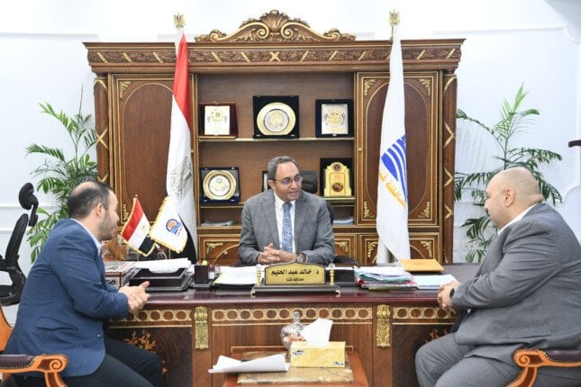 محافظ قنا يبحث تعزيز التعاون مع التأمين الصحي لخدمة مرضى الأورام