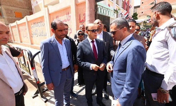 محافظ كفرالشيخ يبحث مطالب وشكاوى المواطنين ميدانيًا