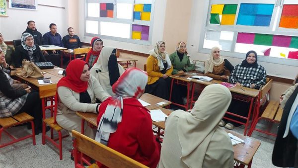 مدير "تعليم القليوبية" يتابع إجراءات توقيع عقود المعلمين الجدد