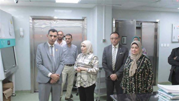 مدير البنك القومي للمعامل يتفقد وحدات بحثية بجامعة أسيوط