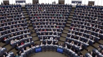 مستشار سابق بالبرلمان الأوروبي: أوروبا ترى أن تكتلها لابد منه لحماية مصالحها