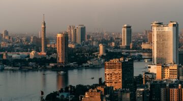 مصر تطلق رؤيتها الاقتصادية وتستهدف نموًا عند 7% بحلول 2030.. الحكومة تؤسس صندوقًا بمشاركة البنوك لهيكلة 6 آلاف مصنع متعثر