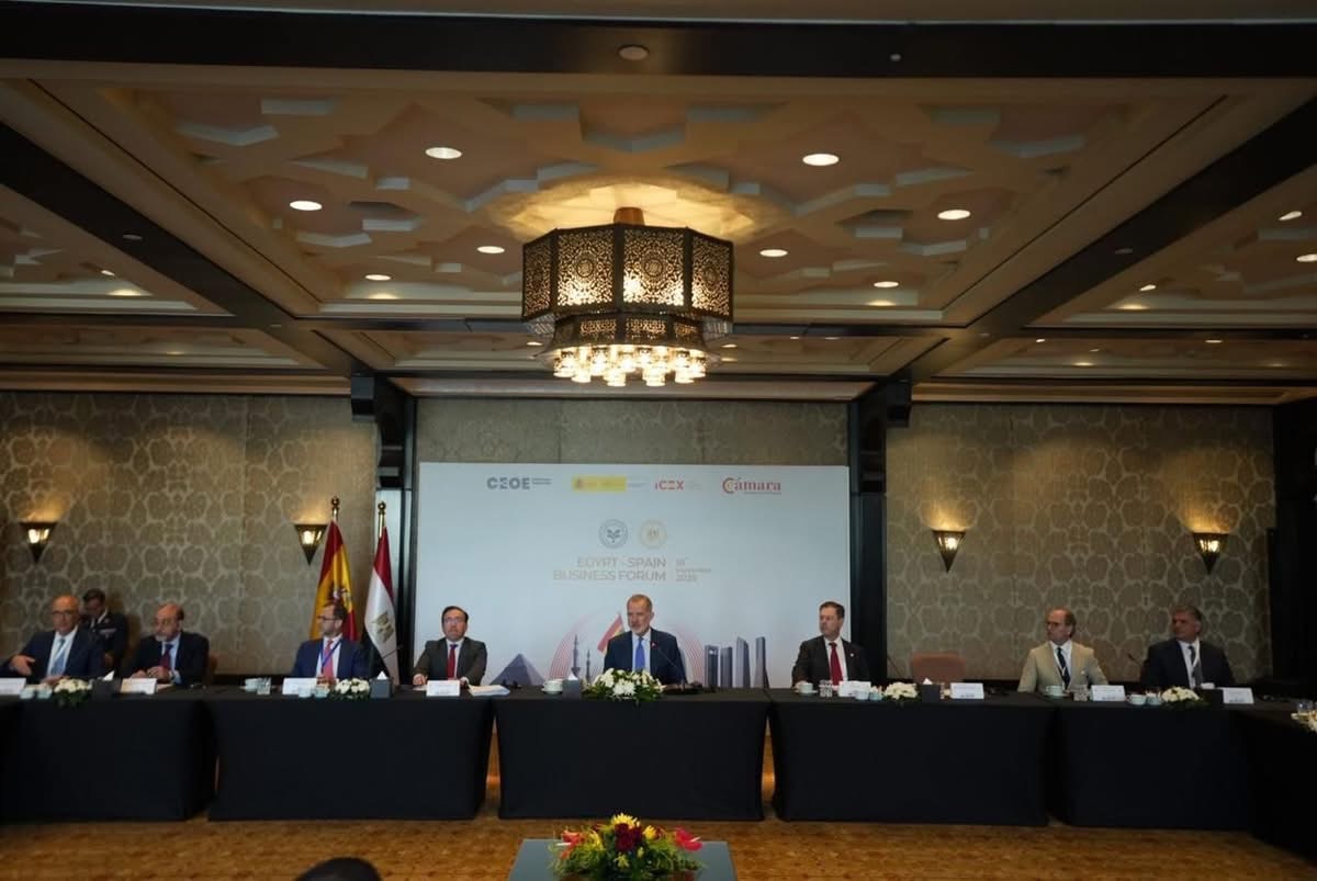 ملك إسبانيا يترأس لقاءً خاصًا مع رجال الأعمال في القاهرة لتعزيز دور القطاع الخاص