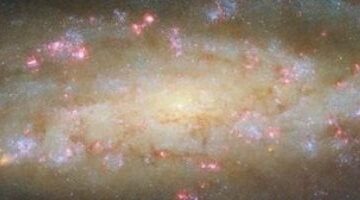 ناسا تلتقط صورة مذهلة للمجرة NGC 7456 على بُعد 51 مليون سنة ضوئية