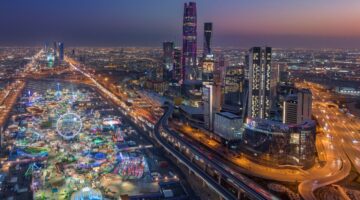 نمو القطاع غير النفطي بالسعودية يتسارع في أغسطس.. والتوظيف عند مستوى قياسي