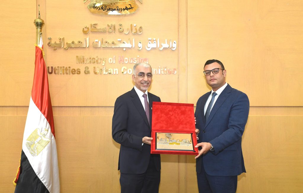 وزير الإسكان يستقبل نظيره البحريني لبحث أوجه التعاون في التنمية العمرانية والبنية التحتية