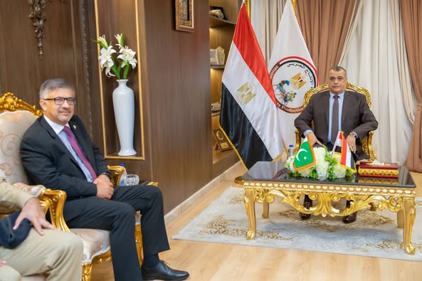 وزير الإنتاج الحربي يبحث مع السفير الباكستاني التعاون في مجال التصنيع العسكري والمدني
