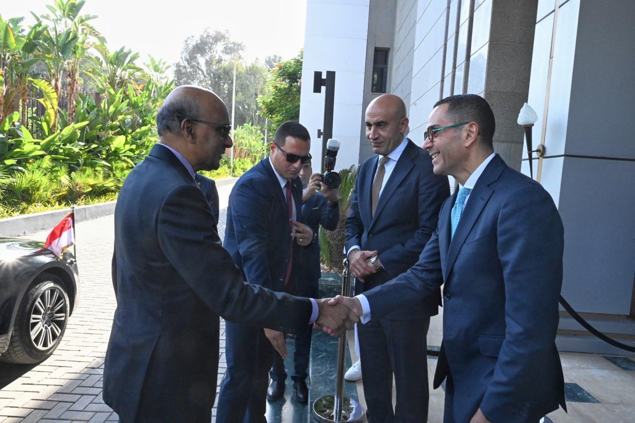 وزير الاستثمار يبحث مع رئيس سنغافورة تعزيز التعاون في التحول الرقمي والموانئ والطاقة المتجددة