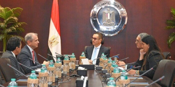 وزير الاستثمار يدرس مع شركة «الكازار» تعزيز مشروعات الطاقة النظيفة في مصر