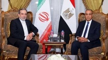 وزير الخارجية يبحث مع عراقجي تطورات الملف النووي الإيراني