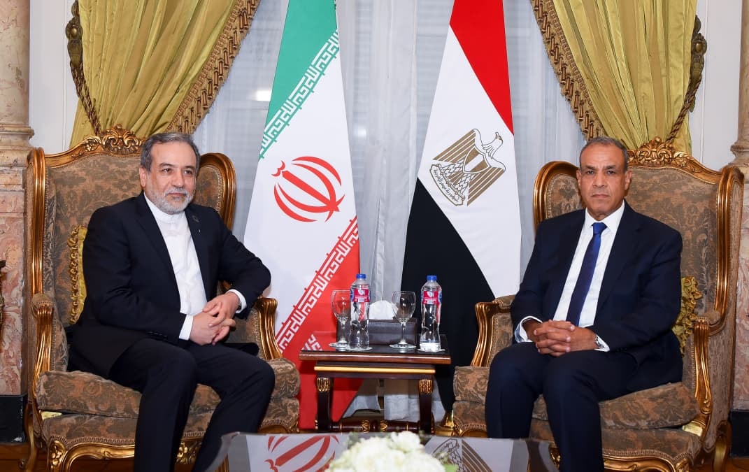 وزير الخارجية يستقبل نظيره الإيراني لبحث تعزيز العلاقات الثنائية