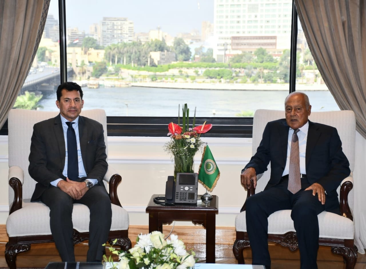 وزير الشباب والرياضة يلتقي الأمين العام لجامعة الدول العربية لدعم العمل العربي المشترك