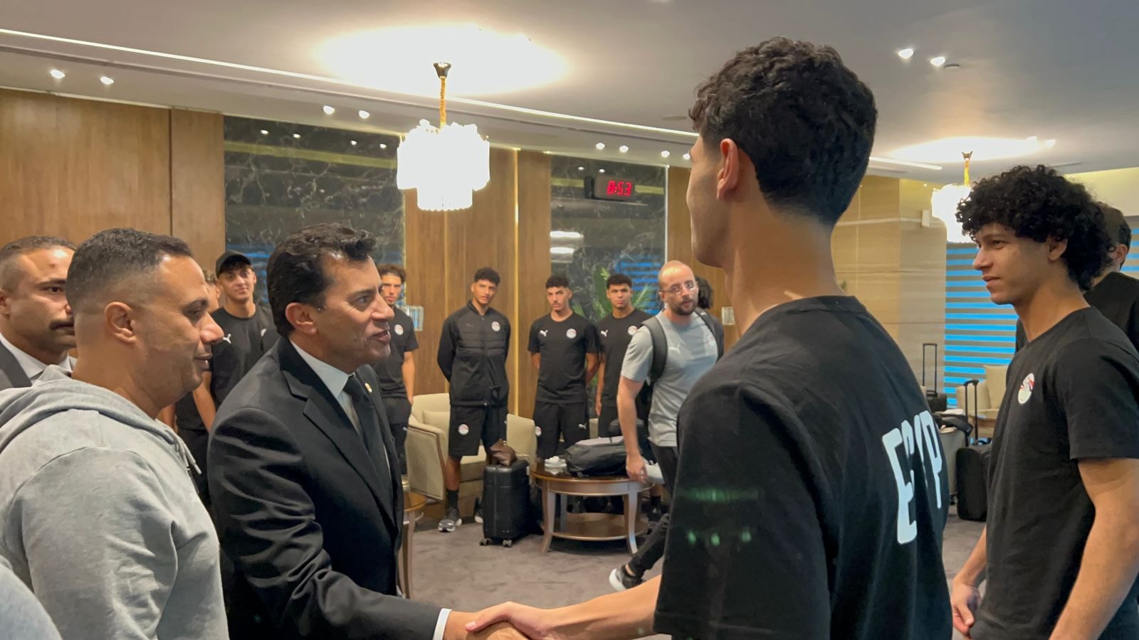 وزير الشباب والرياضة يودّع بعثة منتخب مصر قبل المشاركة في كأس العالم بتشيلي