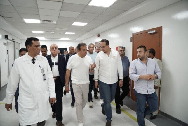 وزير الصحة ومحافظ الأقصر يجريان جولة تفقدية بعدد من منشآت هيئة الرعاية