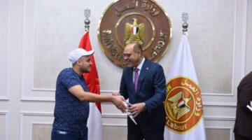 وزير العمل يُسلم عقود لشباب لوظائف في الإمارات والبوسنة والهرسك