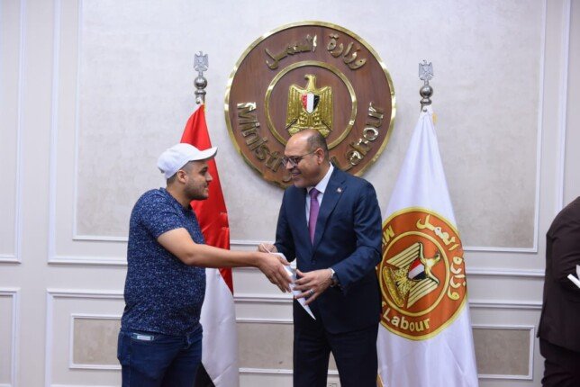 وزير العمل يُسلم عقود لشباب لوظائف في الإمارات والبوسنة والهرسك
