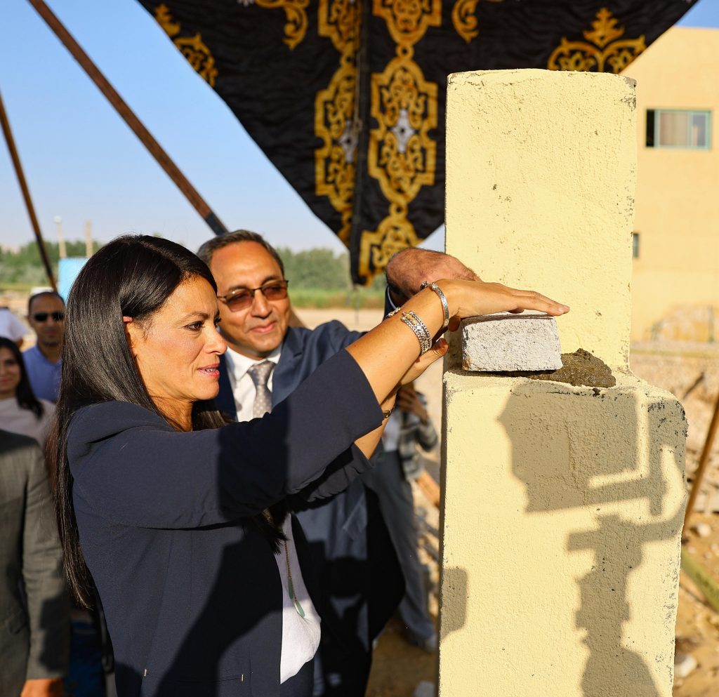 وزيرة التخطيط تضع حجر الأساس لأول مصنع لتربية ديدان القز وإنتاج الحرير الطبيعي في قنا