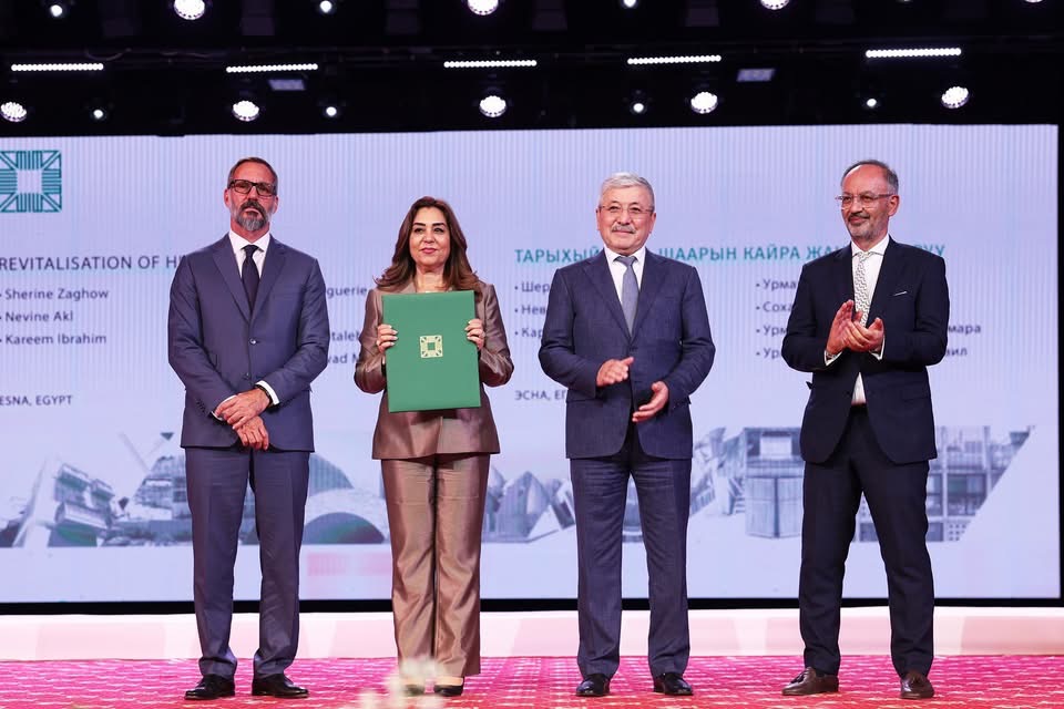 وزيرة التنمية ومحافظ الأقصر يتسلمان جائزة دولية لإحياء التراث في إسنا