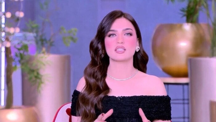 ياسمين عز للمطالبات بالمساواة مع الرجل: طلعي شكارتين أسمنت الدور الخامس.. وطمنينا على عمودك الفقري